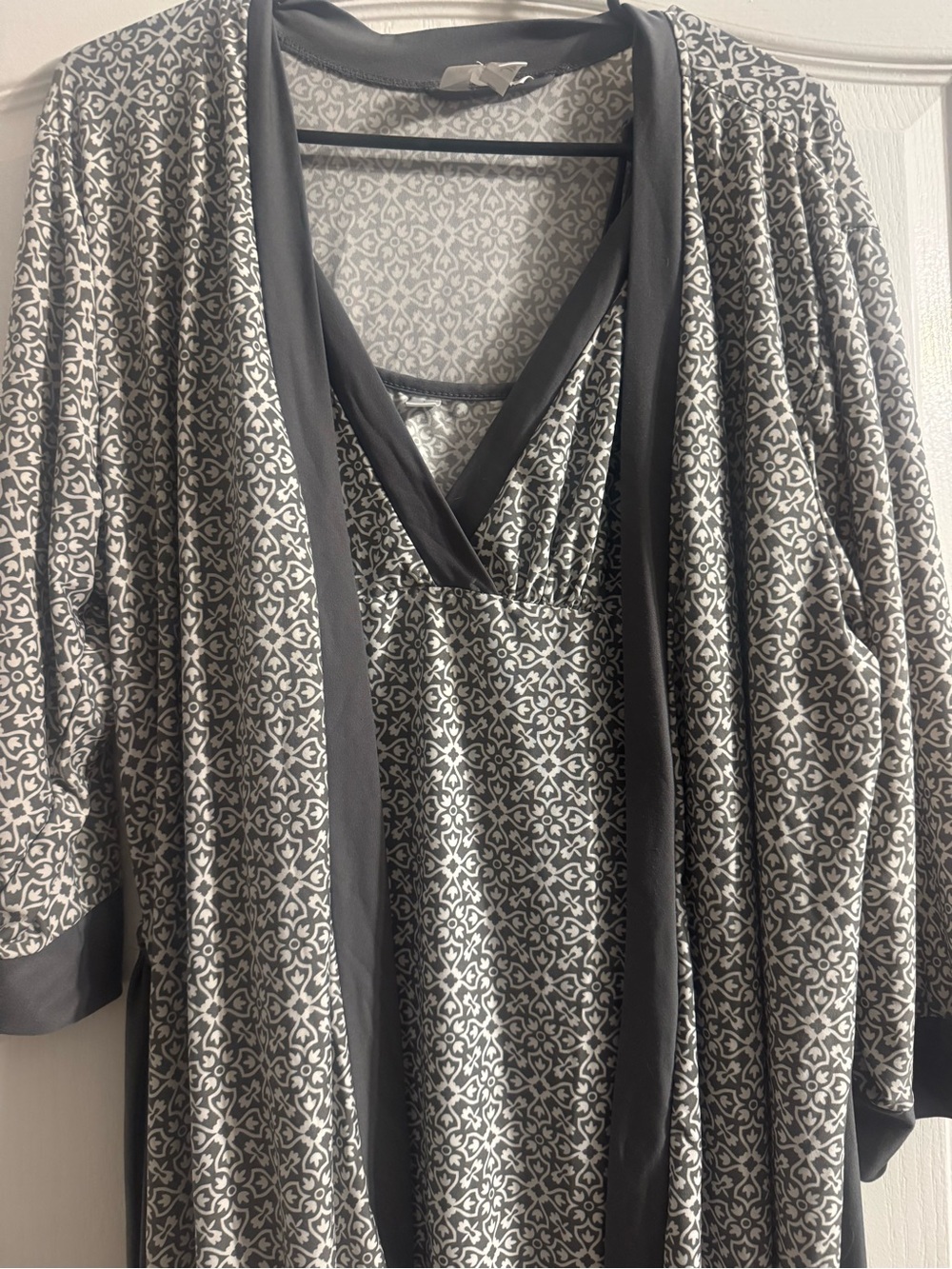 Marilyn Monroe Gray and White Patterned Loungewear Top with robe